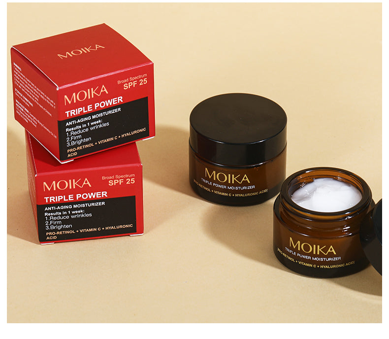 Crème MOIKA Triple Power SPF 25, pot et boîtes sur fond beige
